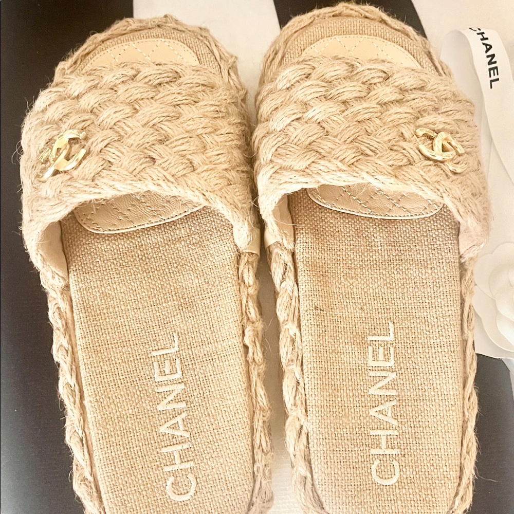Chanel slides size 8.5 my authentic slides are an 8.5